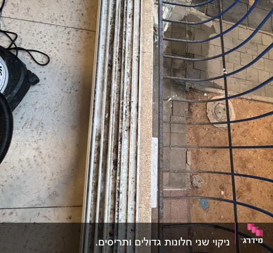 מסילות חלון מלוכלכות עם לכלוך ואבק